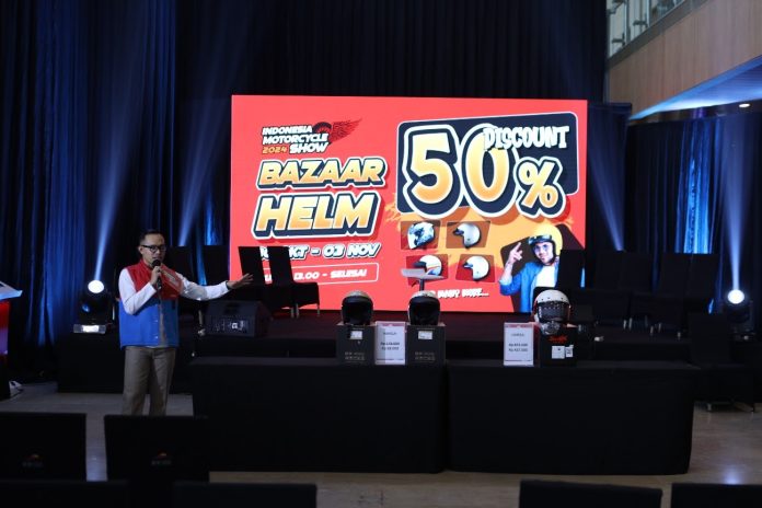 Acara yang selalu dinantikan pengunjung IMOS 2024 adalah adalah bazar helm dan sesi live quiz yang menawarkan merchandise eksklusif.