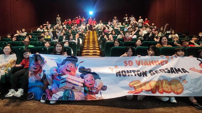 Kabar baik datang dari film animasi “JUMBO” sebagai film bioskop terbaru yang mampu bersaing ketat dengan film-film Lebaran lainnya.