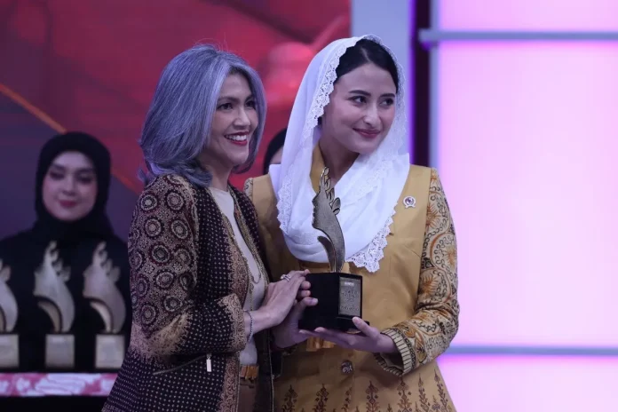 Bukti nyata dari komitmen Sampoerna terlihat dari penghargaan “Puspa Adi Daya” yang diraih Direktur Elvira Lianita