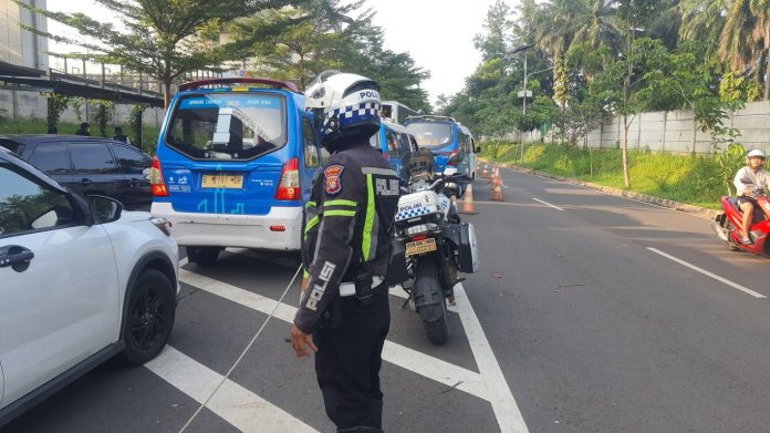 KAI bersama Satlantas Polres Metro Depok dan Polsek Metro Cimanggis menggelar pengaturan lalu lintas di kawasan Stasiun Harjamukti