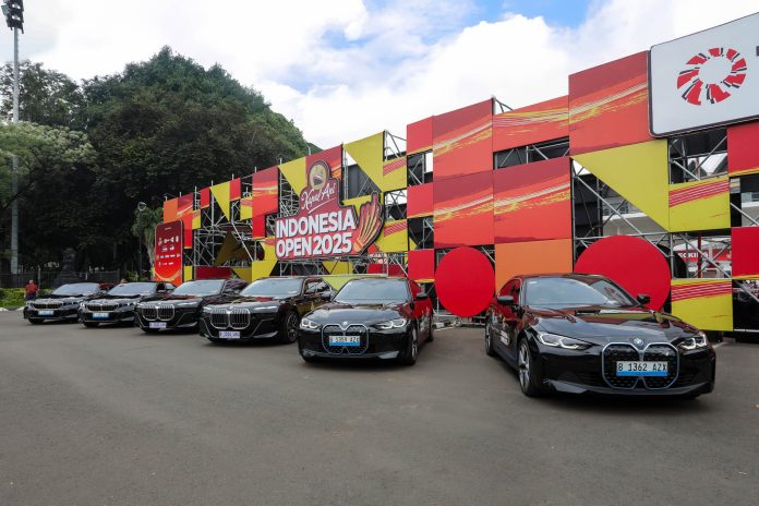 BMW Indonesia bersama dengan PBSI menyerahkan 15 kendaraan BMW sebagai transportasi untuk ajang Kapal Api Indonesia Open 2025.