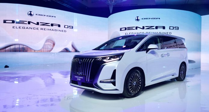 DENZA menerima penghargaan Car of the Year dan The Best High MPV Electric Vehicle dalam ajang OTOMOTIF Award 2025
