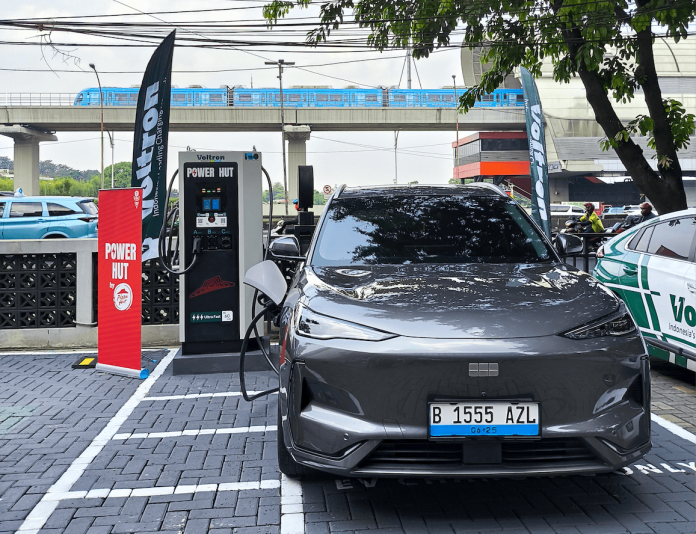 Geely Auto Indonesia dan Voltron berkolaborasi menghadirkan charging station di seluruh diler Geely untuk mendukung percepatan penggunaan kendaraan listrik nasional.