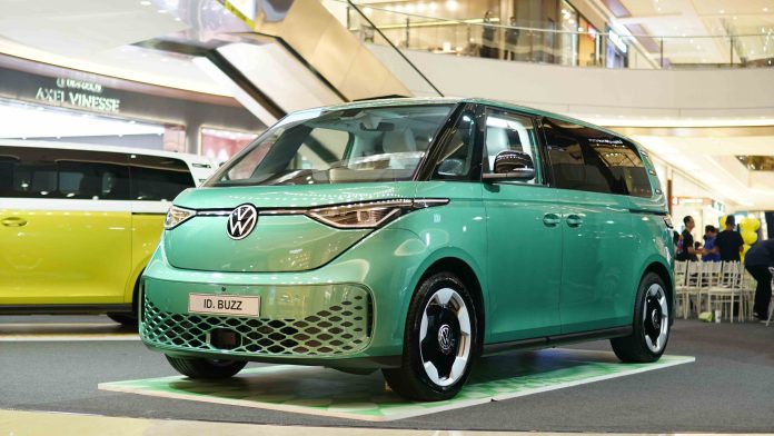 Volkswagen di Indonesia menyerahkan The All-Electric ID. Buzz dalam sebuah seremoni yang berlangsung di Galaxy Mall 3, Surabaya