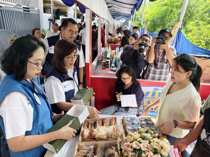 Direktur FIFGROUP, Esther Sri Harjati (kedua dari kiri) bersama manajemen menunjukkan dukungan nyata kepada pelaku UMKM dengan berbelanja produk kuliner di booth Yoyo Bolen, salah satu UMKM binaan FIFGROUP dalam FIFestival Street Food 2025.
