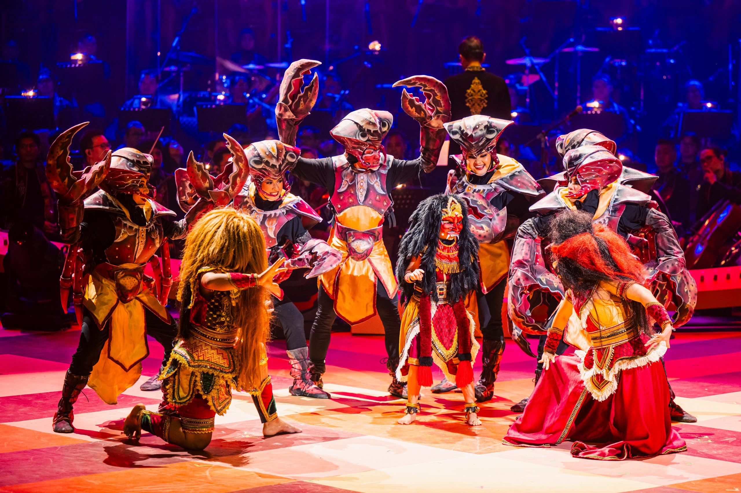 Salah satu adegan pada cerita mitos “Yuyu Kangkang” yang menampilkan keharmonisan cerita dan kostum karakter yang dibuat dengan sangat kreatif