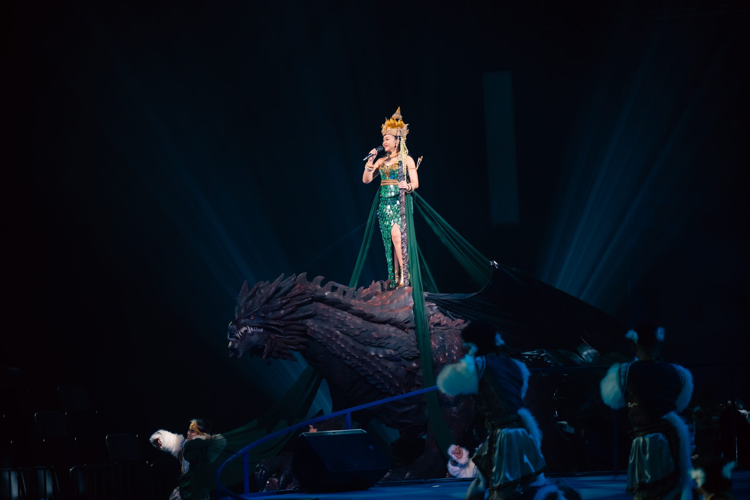 Penampilan totalitas Yura Yunita yang layaknya dewi, terbang dari atas dan kemudian menyanyikan lagu “Mahadewi” dari atas naga yang seolah-olah hidup bersama dengan Padi Reborn