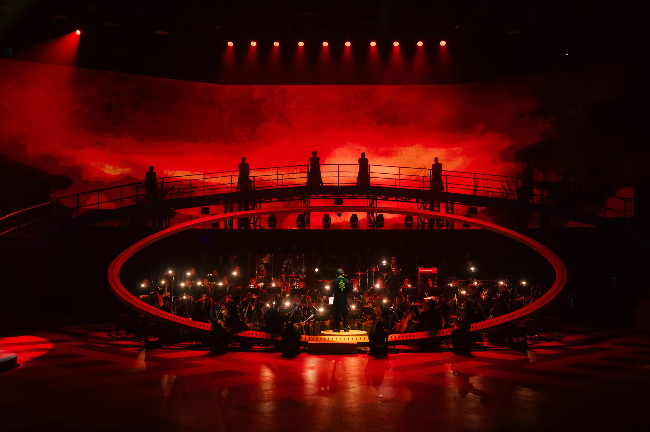 Orkestra pit dirancang dengan sangat baik untuk menghadirkan keharmonisan live orkestra dengan penampilan spektakuler dari para penari dan penyanyi